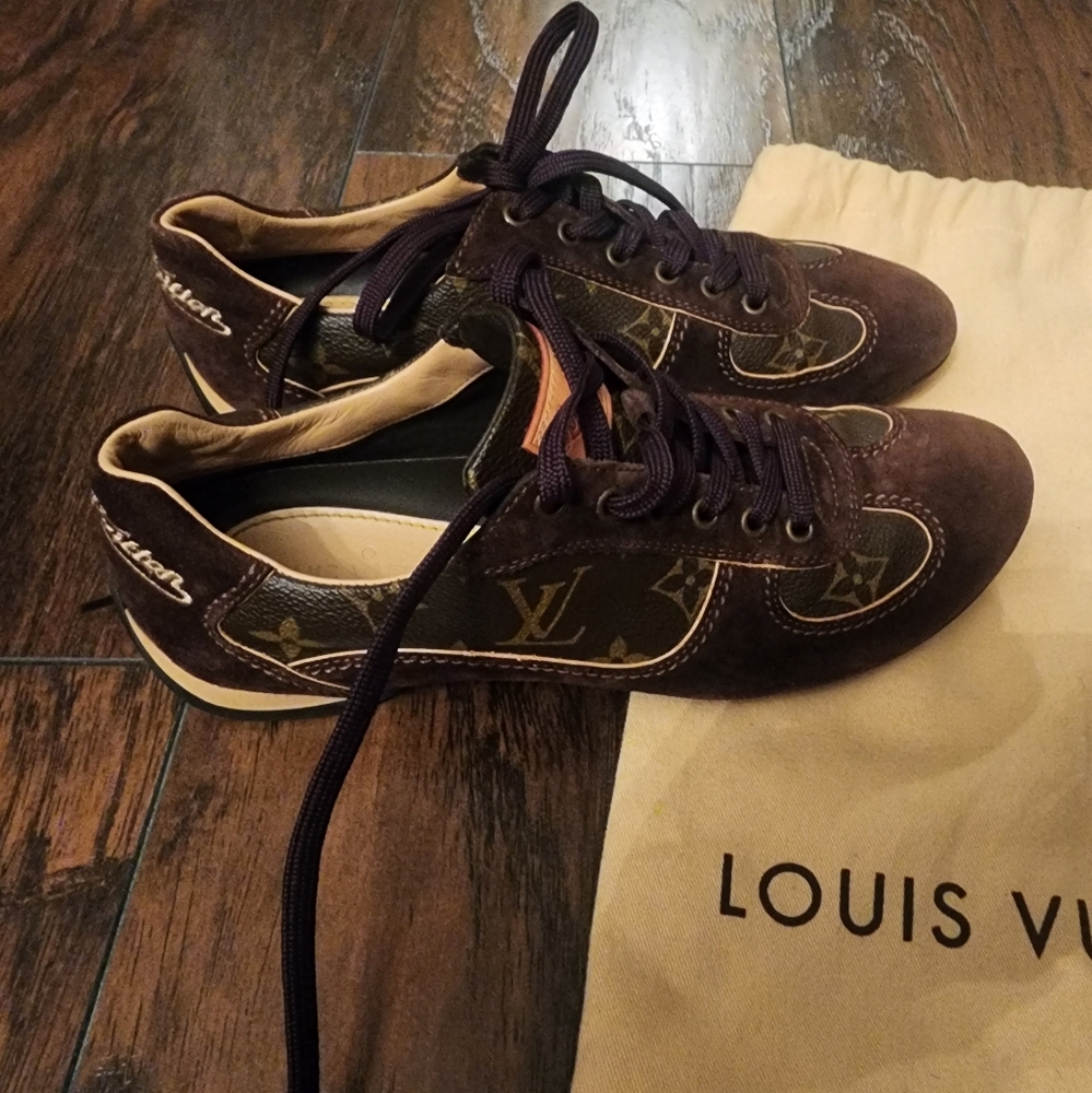 LV monogram tennis shoe